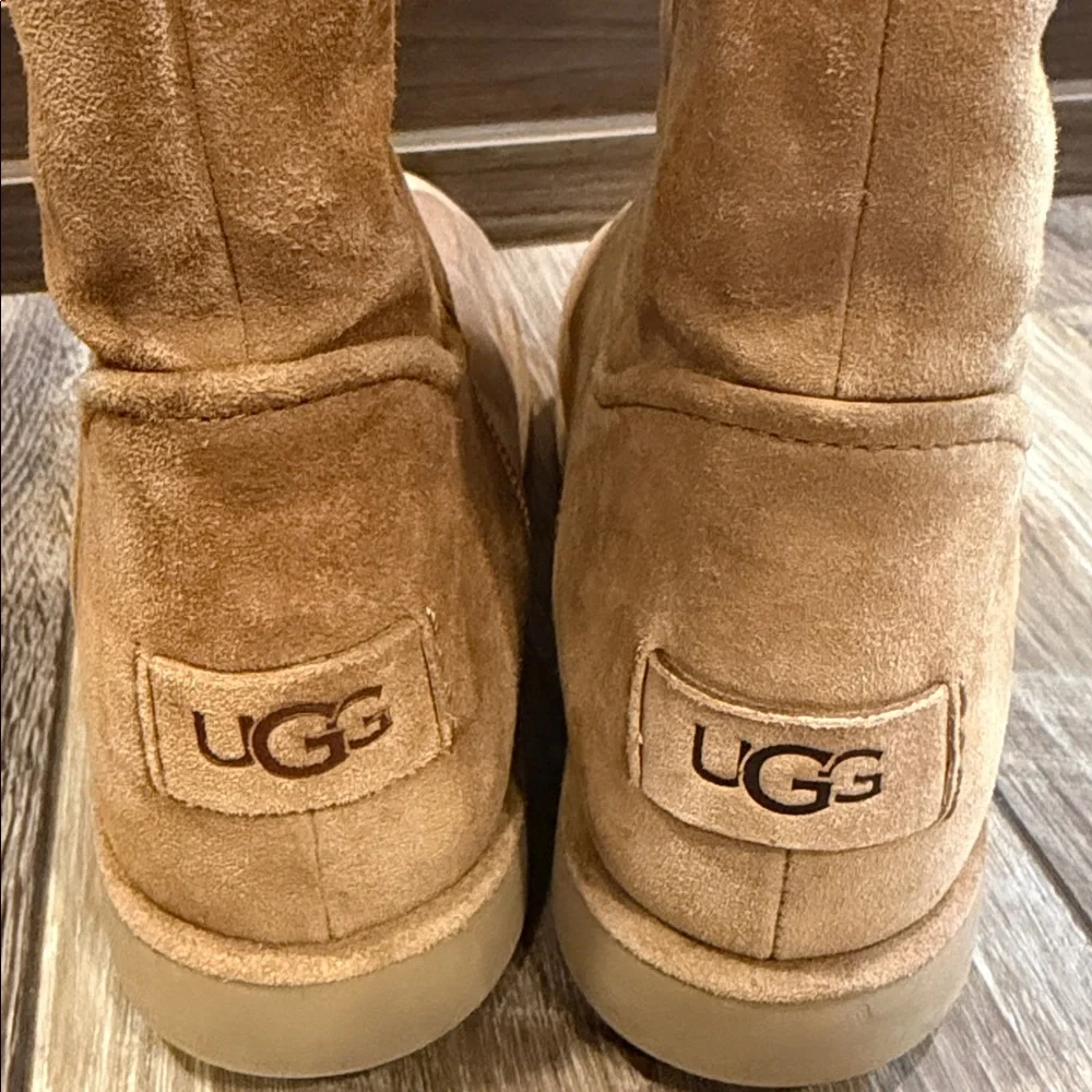 UGG Bruno Boulevard Classic Short Sheepskin Boots Size 8
